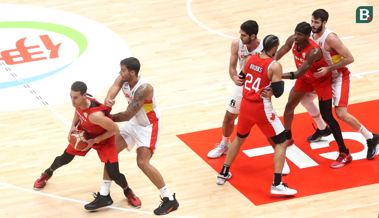 Pebasket Spanyol menjaga ketat para pebasket Kanada pada laga FIBA World Cup 2023 di Indonesia Arena, Minggu (3/9/2023). Kanada menang dengan skor 88-85. (Bola.com/M Iqbal Ichsan)
