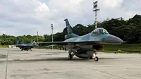 Pesawat tempur F-16 Lanud Roesmin Nurjadin Pekanbaru yang diberangkatkan untuk menjaga kedaulatan Indonesia di Laut Natuna. (Liputan6.com/M Syukur)