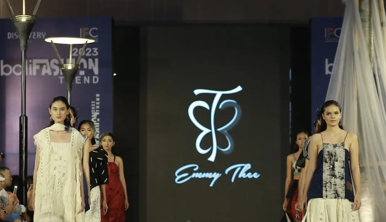 Emmy Thee meluncurkan Bumi, Rumah Kita terinspirasi oleh kondisi bumi yang kian hari kian memanas. Menampilkan motif-motif retakan bumi (tenun proses batik), dengan warna yang digunakan mewakili 5 unsur alam yaitu bumi (hitam), api (merah), kayu (coklat), air (biru), dan logam (putih), dibungkus dengan konsep zero waste pattern agar tidak ada sampah produksi yang akan mengotori bumi. [Credit: IFC]