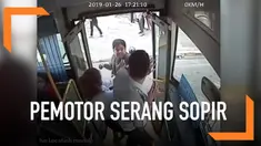 Seorang pengendara sepeda motor tidak terima karena jalurnya diambil oleh bus. Ia pun berduel dengan pengemudi bus di tengah jalan.