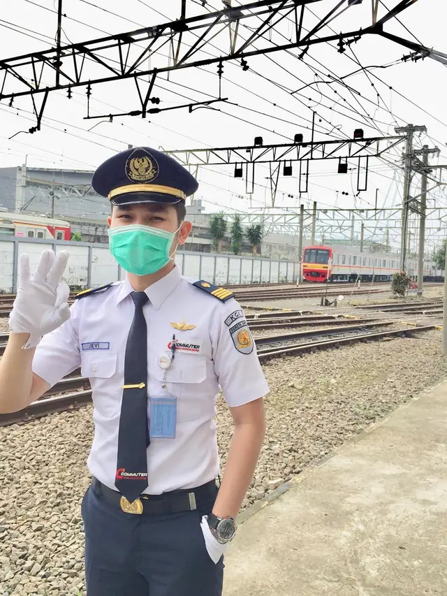 Berprofesi sebagai Masinis, Ini 6 Potret Jevi Santosa Pacar Arafah Rianti