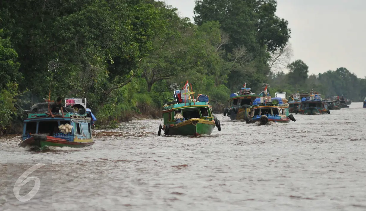 Sejumlah perahu motor di Sungai Baung, Sumsel, Kamis (24/30).Menggunakan perahu motor dapat memangkas waktu perjalanan hingga dua jam dibanding jalan darat yang mencapai empat jam. (Liputan6.com/Gempur M Surya)