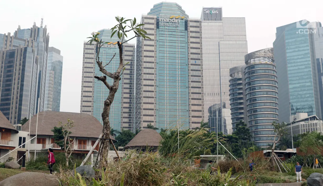 Warga beraktivitas di area Hutan Kota GBK, Jakarta, Selasa (2/7/2019). Kurangnya perawatan berakibat rusaknya beberapa tanaman yang ada di area Hutan Kota GBK. (Liputan6.com/Helmi Fithriansyah)