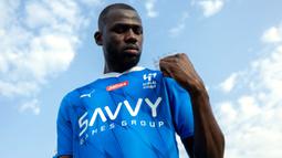 Kalidou Koulibaly didatangkan Al Hilal dari Chelsea dengan nilai transfer 23 juta euro atau setara Rp388 miliar setelah membela The Blues hanya semusim pada 2022/2023. Ia dikontrak Al Hilal selama 3 tahun hingga 30 Juni 2026 dengan bayaran 20 juta euro atau setara Rp338 miliar per-tahun. (AFP/Saudi Pro League)
