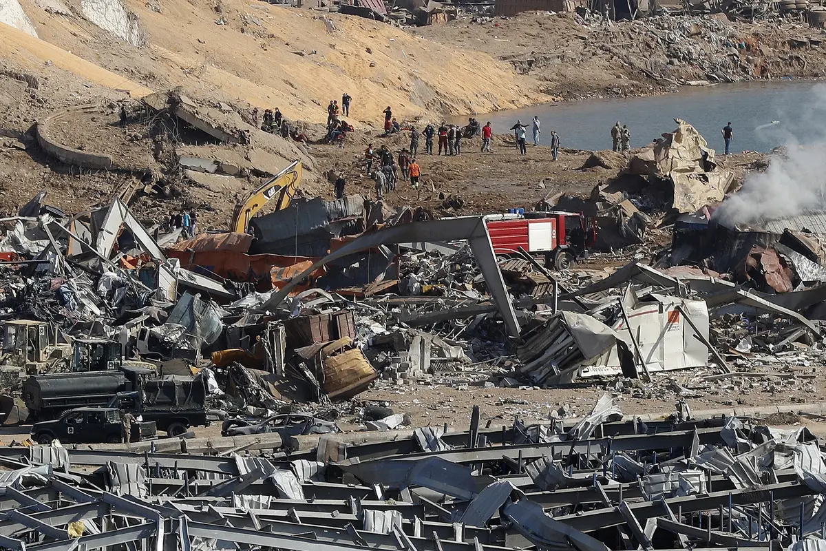 FOTO: Proses Pencarian Korban Ledakan Besar di Beirut Lebanon