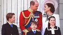 Kate Middleton tampak kompak dalam balutan gaya memukau bersama ketiga anaknya. Charlotte juga kenakan dress dengan nuansa hitam putih.   [Foto: @princeandprincessofwales]