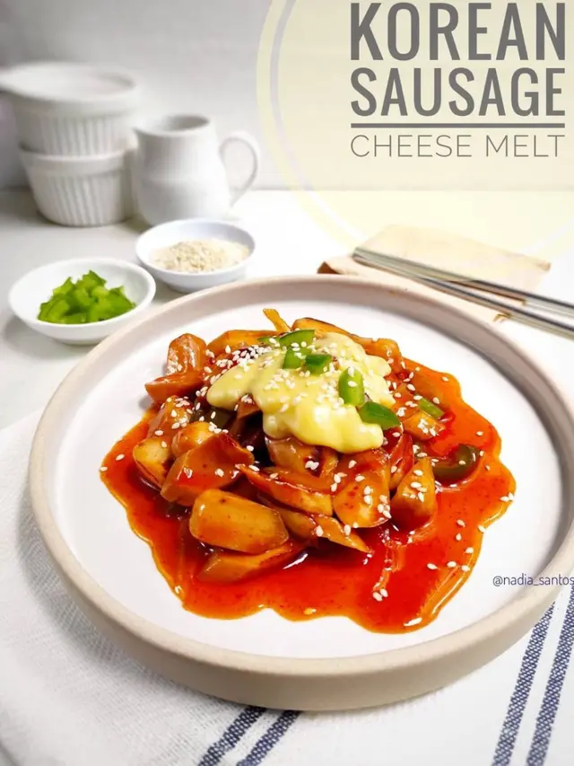 Sepiring sosis pedas manis Korea