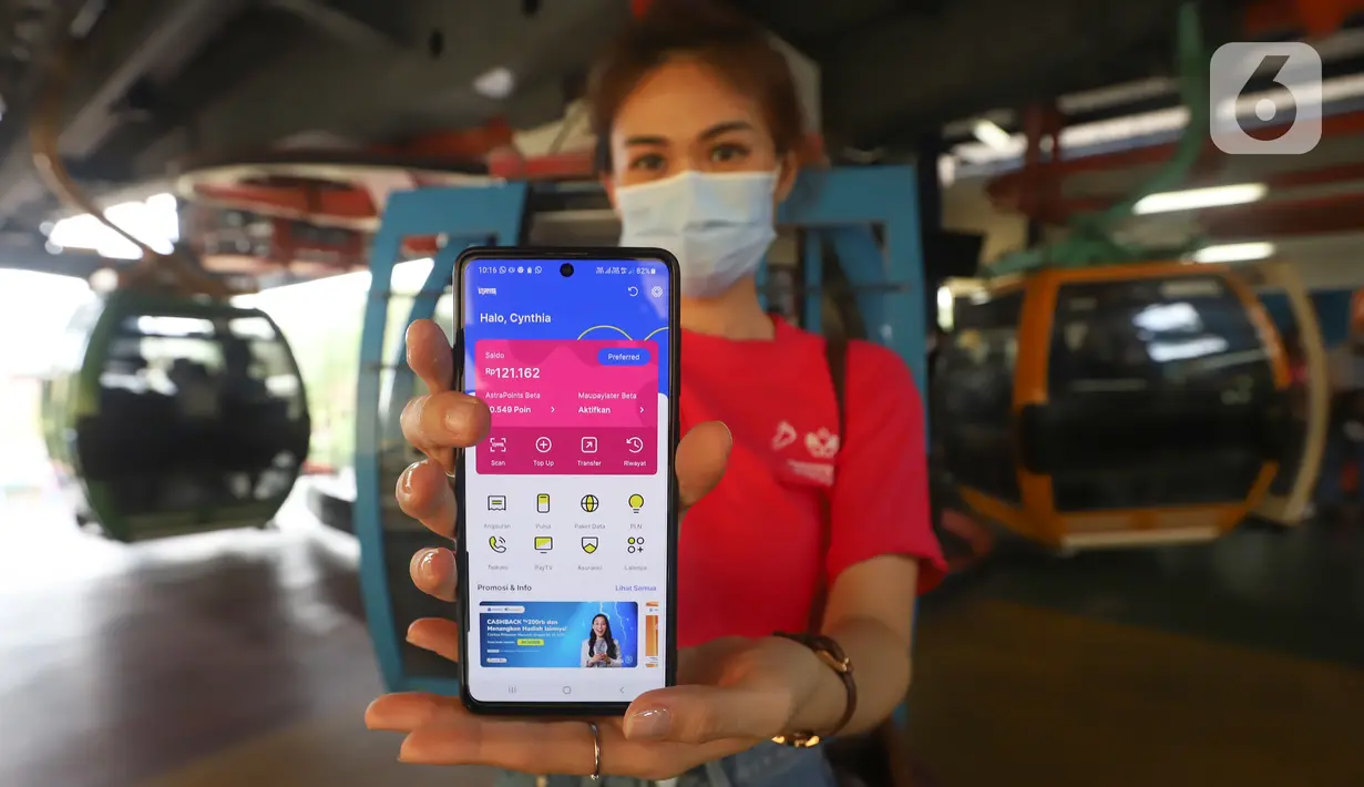 Karyawan menunjukkan aplikasi AstraPay di sela-sela acara Kick Off Kerja Sama AstraPay dengan Gondola di Taman Impian Jaya Ancol, Jakarta, Sabtu (21/05/2022). Pengunjung saat ini sudah bisa membeli tiket Gondola Ancol melalui fitur QRIS di aplikasi AstraPay dengan benefit promo dan cashback menarik. (Liputan6.com/Fery Pradolo)