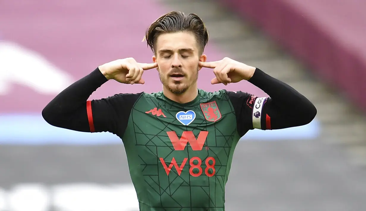 Pemain Aston Villa, Jack Grealish, melakukan selebrasi usai mencetak gol ke gawang West Ham United pada laga Premier League di Stadion London, Minggu (26/7/2020). Kedua tim bermain imbang 1-1. (Andy Rain/Pool via AP)