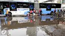 Kegiatan Car Free Day di Jakarta tetap ramai walau hujan mengguyur sejak semalam, Minggu (24/1/2016). Sebuah Busway melintas di jalan sekitar kawasan Car Free Day. (Liputan6.com/Helmi Affandi)