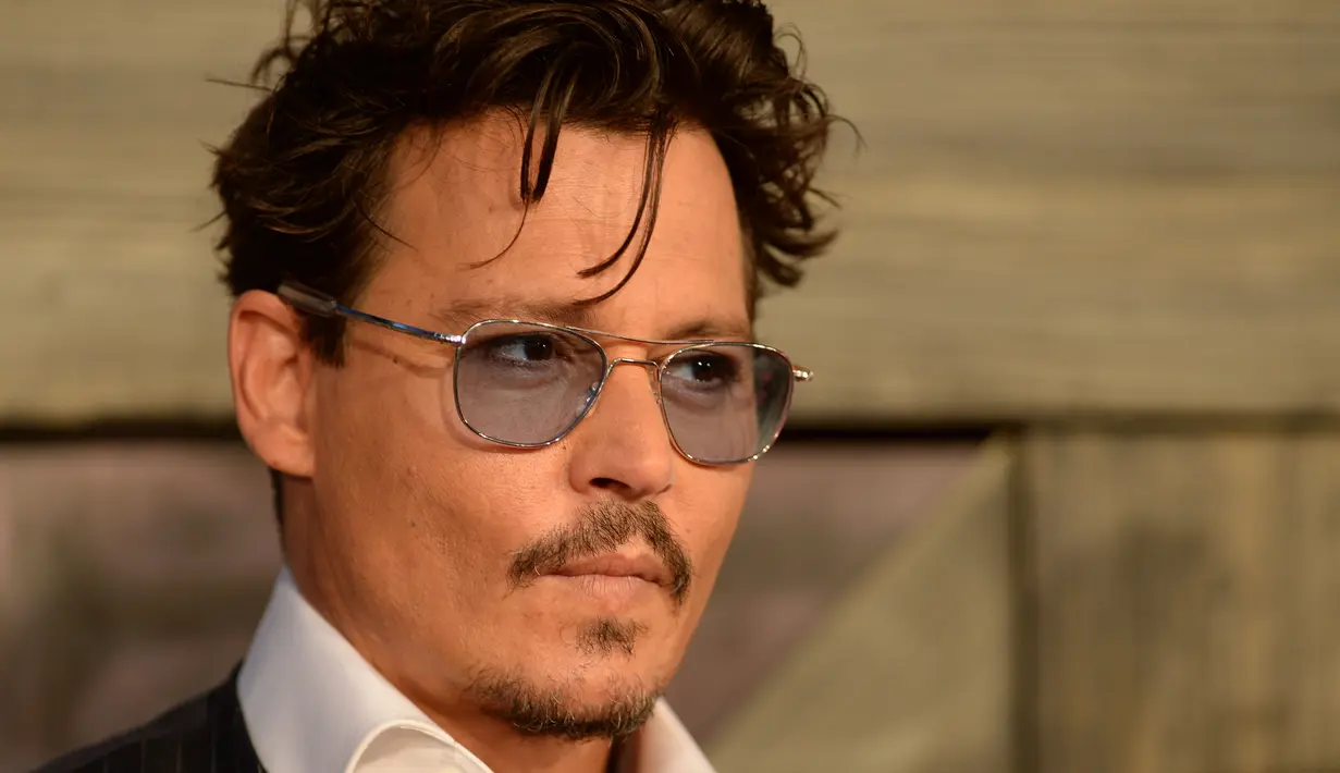 Penggemar pun malah sibuk memperbincangkan keadaan kesehatan Johnny. (Bustle)