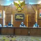 Konferensi pers perkembangan kasus virus corona baru yang memicu COVID-19 di Gedung Grahadi, Rabu (6/5/2020) (Foto: Liputan6.com/Dian Kurniawan)