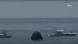 Tangkapan layar yang diambil dari NASA TV menunjukkan wahana antariksa Crew Dragon SpaceX "Endeavour" mendarat di lepas pantai Pensacola, Florida, AS (2/8/2020). Wahana antariksa "Endeavour" mendarat dengan parasut di lokasi splashdown (pendaratan ke Bumi di perairan). (Xinhua/NASA TV)