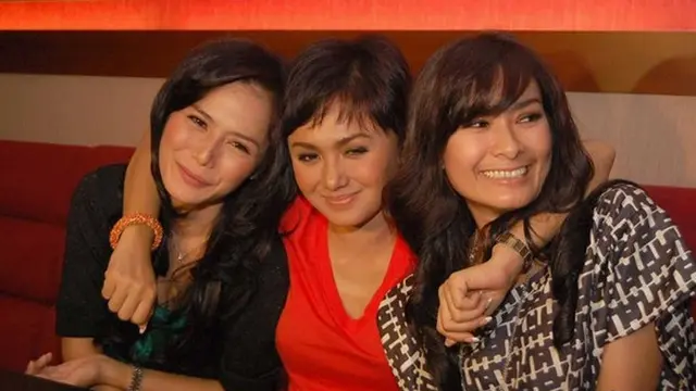 Dekat Sejak Dulu Hingga Satu Geng, Ini 6 Momen Keakraban Yuni Shara dan Iis Dahlia