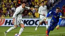 Striker Real Madrid, Cristiano Ronaldo, melakukan tembakan ke arah gawang Las Palmas dalam lanjutan La Liga di Gran Canaria, Las Palmas, Minggu (25/9/2016) dini hari WIB. (AFP/Desiree Martin)