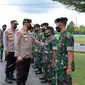 Kapolda Riau Irjen M Iqbal mengunjungi markas TNI di Dumai. (Merdeka.com)