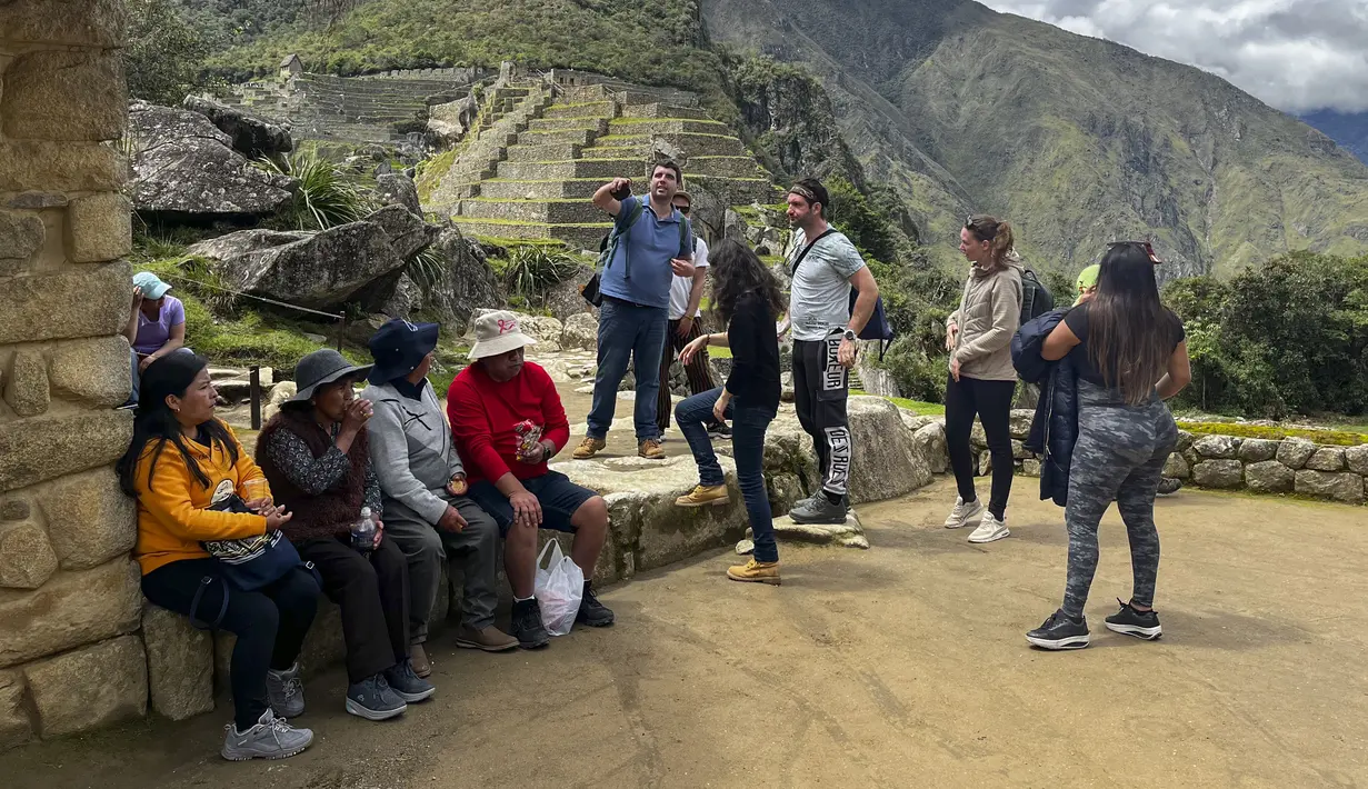 Turis mengunjungi reruntuhan Inca kuno Machu Picchu untuk pertama kalinya setelah ditutup untuk umum, di lembah Urubamba, tujuh puluh dua kilometer dari kota Cusco di Pegunungan Andes, Rabu (15/2/2023). Tempat wisata Machu Picchu yang paling terkenal di Peru, kembali dibuka untuk turis pada Rabu, setelah sempat ditutup karena aksi protes besar. (Photo by Carolina Paucar / AFP)
