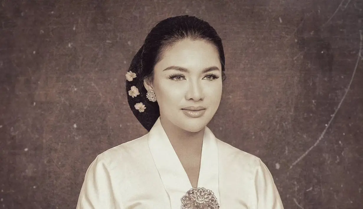 Vicky Shu bikin pangling dengan penampilannya sebagai Kartini. Ia tampak ayu mengenakan kebaya Kartini putih dan tatanan sanggul rendah. [Foto: IG/@yudajulianofficial]