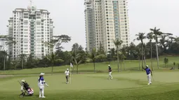 Pegolf melakukan pemanasan saat tampil pada turnamen golf BRI Indonesia Open 2019 di Pondok Indah, Jakarta, Kamis (29/8). Indonesia Open memperebutkan total hadiah 500 ribu US Dollar. (Bola.com/Vitalis Yogi Trisna)