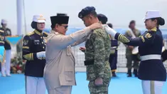 Presiden Prabowo Subianto mengalungkan Tanda Kehormatan kepada salah satu personel Tentara Nasional Indonesia (TNI) penerima saat kegiatan Presidential Inspection yang digelar di atas KRI dr Radjiman Wedyodiningrat-992 di Teluk Jakarta, Kamis (2/10/2025). (Foto: Istimewa)