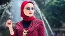 <p>Zee Zee Shahab memamerkan gayanya pakai kebaya brokat klasik berwarna merah. Padu padan inner hitam, korset jumputan merah, kain batik sebagai rok, dan hijab merah polos menambah kesan keren pada keseluruhan penampilan Zee Zee Shahab di sini. [Foto: Instagram/zeezeeshahab]</p>