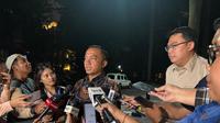 Menteri Sekretaris Negara Prasetyo Hadi usai rapat bersama Presiden Prabowo di Jalan Kertanegara IV, Jakarta Selatan, Minggu (12/10/2025) (Liputan6.com/Lizsa Egeham)