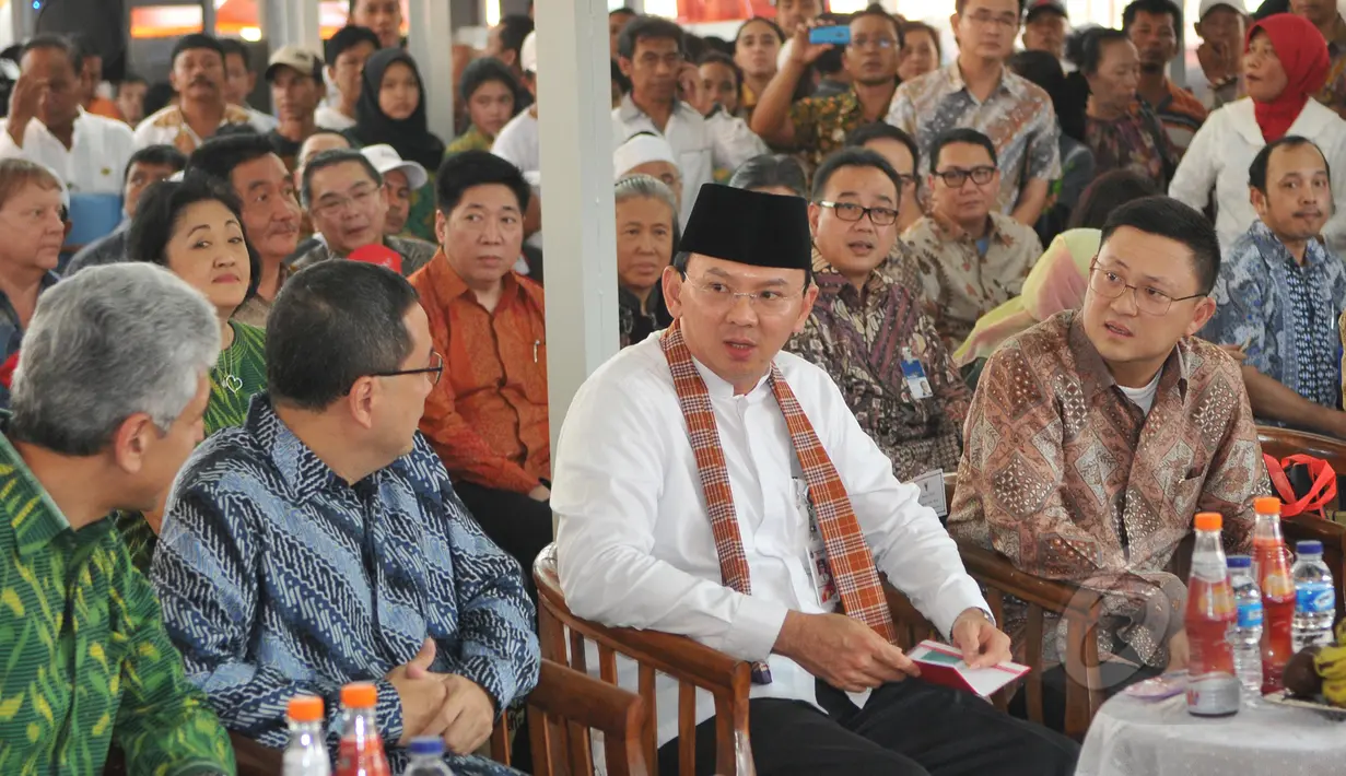 Gubernur DKI Basuki Tjahaja Purnama (berpeci) saat menghadiri acara persemian kantin Lenggang Jakarta di kawasan IRTI Monas, Jakarta, Jumat (22/5). Lenggang Jakarta merupakan pusat jajanan PKL. (Liputan6.com/Herman Zakharia)