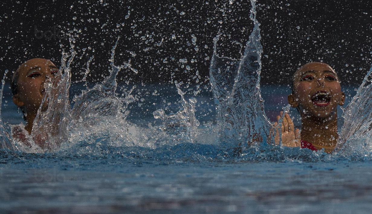 Pasangan Anisa Feritrianti dan Claudia Megawati, saat tampil pada cabang renang indah di Aquatic Center, Kuala Lumpur, Kamis (18/8/2017). Pasangan ini berhasil meraih medali perunggu. (Bola.com/Vitalis Yogi Trisna)