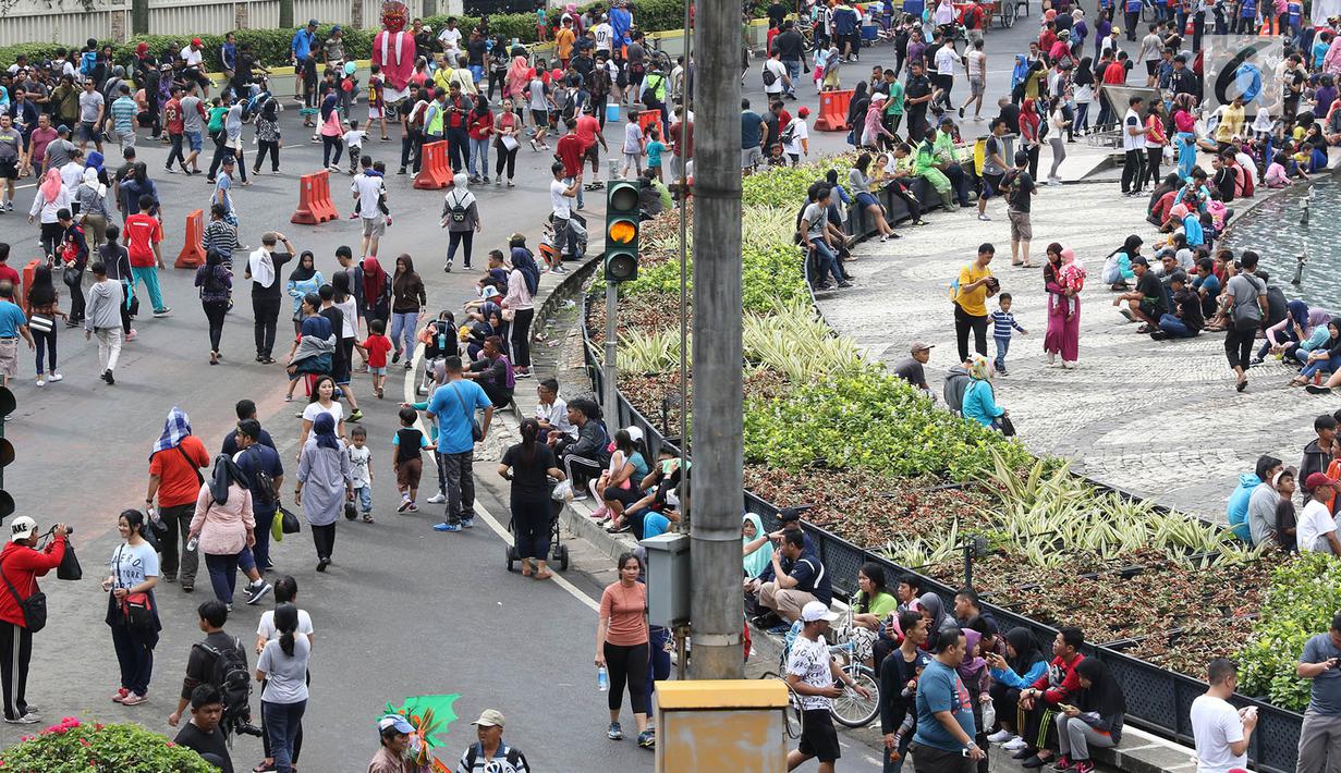 Suasana saat warga beraktivitas di Jalan Jendral Sudirman dan MH Thamrin ketika pelaksanaan car free day (CFD) di Jakarta, Minggu (11/2). Meski sempat diguyur hujan, warga tetap antusias beraktivitas. (Liputan6.com/Immanuel Antonius)