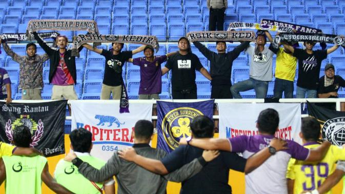 Skuat Persik selebrasi bersama suporter setelah mengalahkan Persita 1-0 di Stadion Gelora Sriwijaya, Jakabaring, dalam laga 8 besar Liga 2 2019 (14/11/2019). (Bola.com/Gatot Susetyo)