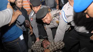 Polisi mengamankan tiga orang massa dari Progres 98 di Gedung KPK, Jakarta, Senin (4/8/14). (Liputan6.com/Miftahul Hayat)