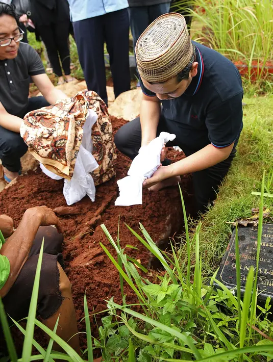 Ketika proses pemakamannya selesai, Bekti pun ternyata tak kuasa menahan kesedihan tersebut. Tangisan memuncak setelah itu dan tentunya membuat para pelayat lainnya juga merasa sedih. (Bambang E.Ros/Bintang.com)