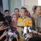 Ketua Umum Gerakan Suluh Kebangsaan Mahfud MD didampingi Wakil Presiden ke 6 Try Sutrisno bersiap memberikan keterangan usai pertemuan tertutup di Jakarta, Kamis (3/10/2019). Pertemuan tersebut selain silaturahmi juga mendiskusikan berbagai isu kebangsaan saat ini. (Liputan6.com/Faizal Fanani)