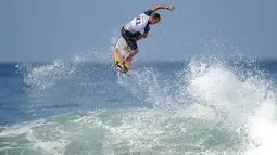 Peselancar Brasil, Caio Ibelli melakukan lompatan sehari sebelum dimulainya kejuaraan dunia surfing dari Liga Selancar Dunia (World Surf League) di Pantai Keramas Kabupaten Gianyar, Bali, Minggu (12/5/2019). Kejuaraan itu bakal diikuti oleh 37 surfer putra dan 19 surfer putri. (SONNY TUMBELAKA/AFP)