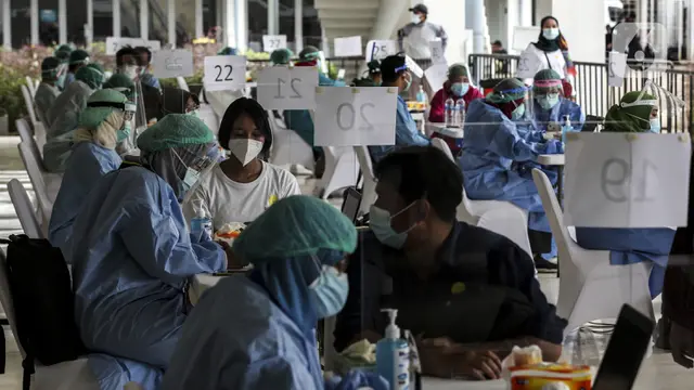 FOTO: Ribuan Tenaga Kesehatan Jalani Vaksinasi Dosis Pertama Secara Massal