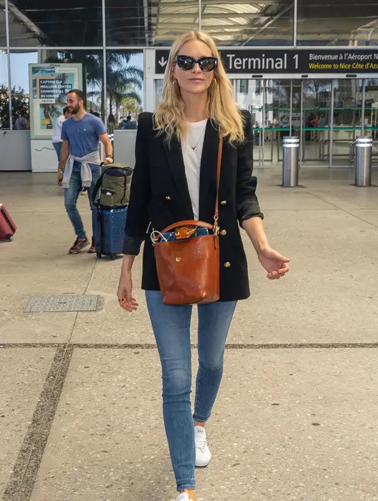 <p>Poppy Delevingne terlihat memadukan antara gold button blazer berwarna biru navy dengan leather crossbody bag. Outfit bernuansa klasik yang kental akan selalu pas dikenakan kapanpun.</p>