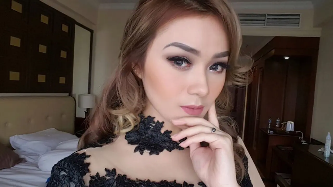 FOTO: Cantiknya Dara The Virgin Saat Pakai Kebaya, Anggun Banget