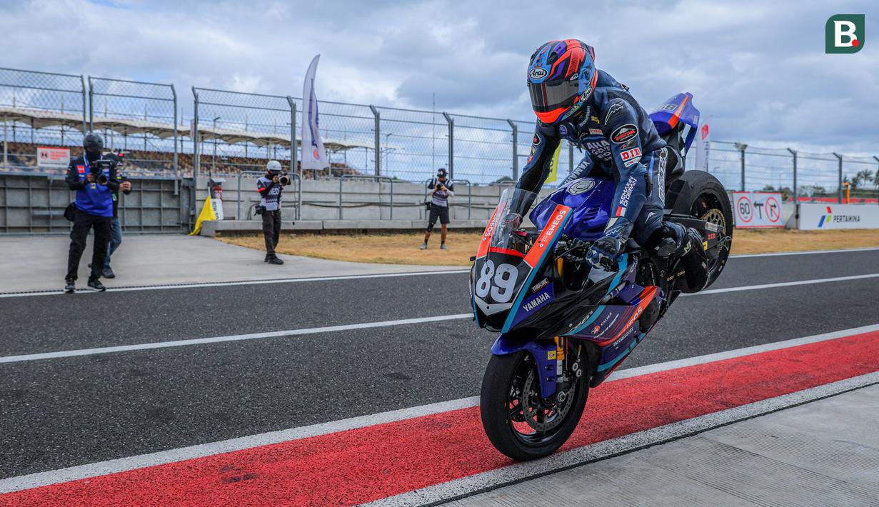 <p>Pembalap Yamaha Racing Indonesia, Wahyu Nugroho melakukan selebrasi 'stoppie' saat merayakan podium kedua Race 1 SS600 Asia Road Racing Championship (ARRC) Mandalika 2025 di Sirkuit Internasional Mandalika, Lombok, Nusa Tenggara Barat, Sabtu (30/08/2025). (Bola.com/Bagaskara Lazuardi)</p>