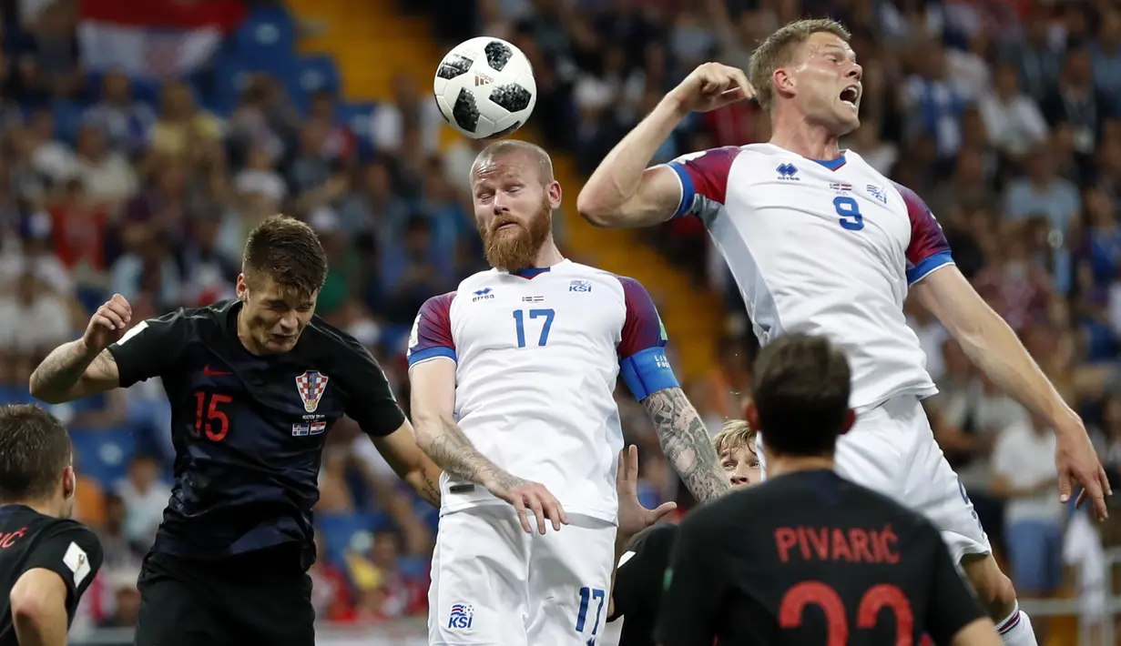 Gelandang Islandia, Aron Gunnarsson, duel udara dengan gelandang Kroasia, Duje Caleta-Car, pada laga grup D Piala Dunia di Rostov Arena, Rostov-on-Don, Selasa (26/6/2018). Kroasia menang 2-1 atas Islandia. (AP/Natacha Pisarenko)