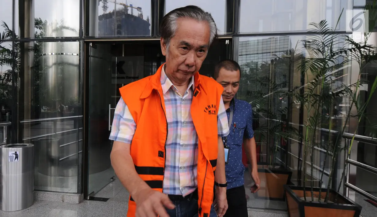 Direktur Utama PT PBM Puspo Sukrisna alias Asun (kiri) keluar dari Gedung KPK, Jakarta, Rabu (25/7). Asun menandatangani perpanjangan penahanan untuk 40 hari ke depan. (Merdeka.com/Dwi Narwoko)