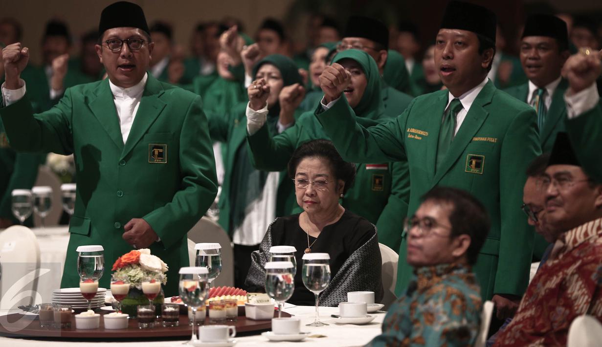 Mantan presiden RI ke- 5 Megawati Soekarnoputri (tengah)  saat hadiri Peringatan Hari Kebangkitan Nasional bersama  Partai Persatuan Pembangunan (PPP) di Jakarta, Jumat (20/5/2016). (Liputan6.com/Faizal Fanani)