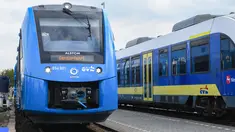 Kereta api bertenaga hidrogen pertama di dunia tiba di stasiun untuk memulai layanan komersial di Bremervoerde, Jerman, 16 September 2018. Dinamakan Coradia iLint, kereta ini dibuat oleh perusahaan asal Prancis, Alstom. (AFP / Patrik STOLLARZ)