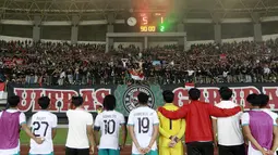 Pemain Timnas Indonesia U-19 memberikan penghormatan kepada suporter usai melawan Myanmar pada laga Piala AFF U-19 2022 di Stadion Patriot Candrabhaga, Bekasi, Minggu (10/7/2022). (Bola.com/M Iqbal Ichsan)