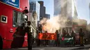 Mereka berunjuk rasa menuntut segera diakhirinya perang berkepanjangan antara Israel dan Milisi Hamas di wilayah Gaza. (HENRY NICHOLLS/AFP)