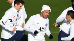 Penyerang Paris Saint-Germain (PSG), Kylian Mbappe (tengah) melakukan pemanasan saat sesi latihan tim di Saint-Germain-en-Laye (10/12/2019). PSG akan bertanding melawan wakil Turki, Galatasaray pada Grup A Liga Champions di Parc des Princes. (AFP/Franck Fife)