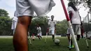 Pesepak bola Tim Garuda Indonesia Amputee Football (INAF) berlatih di Lapangan Bola Sport Club Serenia Mansion Jakarta, Selasa (12/7/2022). Timnas Garuda INAF kembali menggelar latihan dalam rangka persiapan mengikuti Piala Dunia 2022 di Turki pada Oktober mendatang. (Liputan6.com/Johan Tallo)