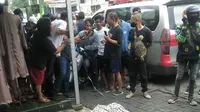 Seorang wanita menusuk pemilik toko pakaian di Jalan Raya Borobudur, Kecamatan Kelapa Dua, Kabupaten Tangerang, Banten hingga tewas. (Liputan6.com/Pramita Tristiawati)