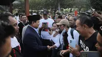 Kedatangan Menteri Pertahanan RI Prabowo Subianto di Solo disambut oleh ratusan relawan 'Bolone Mase” di Bandara Adi Soemarmo, Kabupaten Boyolali, Jawa Tengah, Jumat Sore (23/6/2023). (Foto: Istimewa).