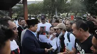 Kedatangan Menteri Pertahanan RI Prabowo Subianto di Solo disambut oleh ratusan relawan 'Bolone Mase” di Bandara Adi Soemarmo, Kabupaten Boyolali, Jawa Tengah, Jumat Sore (23/6/2023). (Foto: Istimewa).