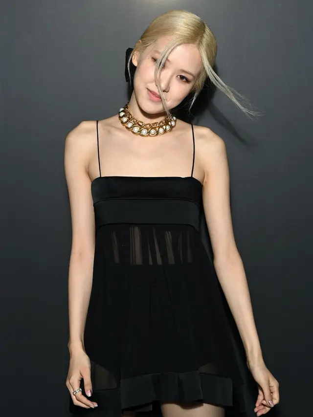 Rose BLACKPINK untuk Saint Laurent di Paris Fashion Week Spring Summer 2022